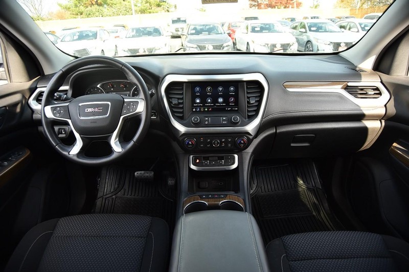 GMC Acadia Vehicle Full-screen Gallery Image 8
