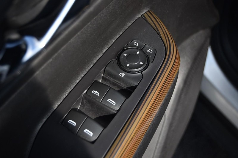 GMC Acadia Vehicle Full-screen Gallery Image 9