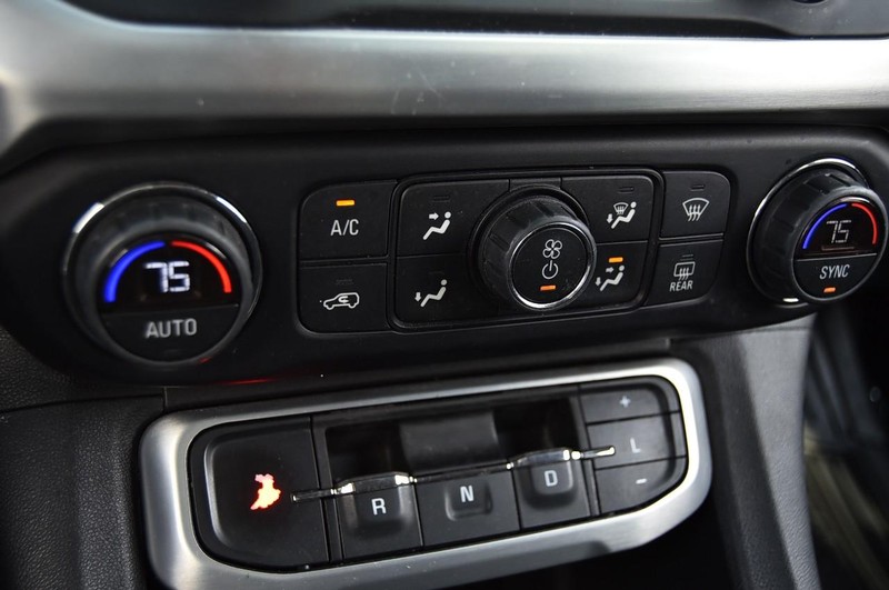 GMC Acadia Vehicle Full-screen Gallery Image 15