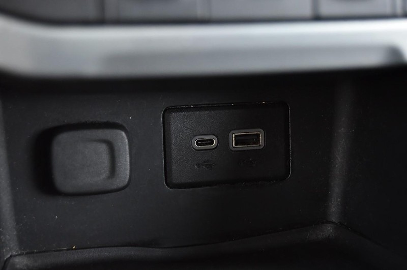 GMC Acadia Vehicle Full-screen Gallery Image 16