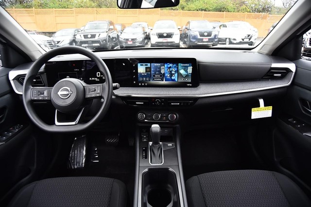 Nissan Kicks Vehicle Image 08