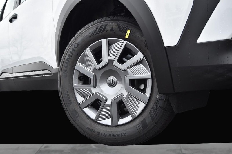 Nissan Kicks Vehicle Full-screen Gallery Image 3