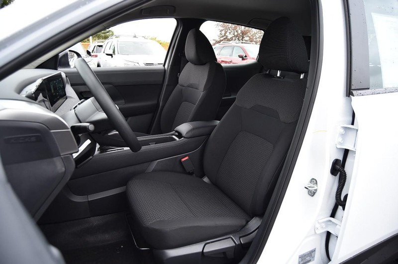 Nissan Kicks Vehicle Full-screen Gallery Image 21