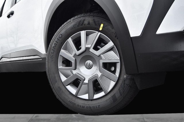 Nissan Kicks Vehicle Image 03