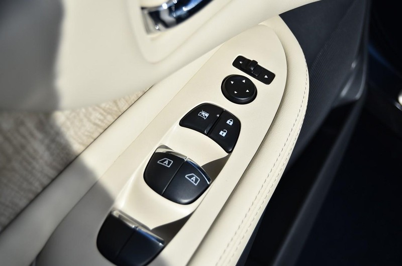 Nissan Murano Vehicle Full-screen Gallery Image 9