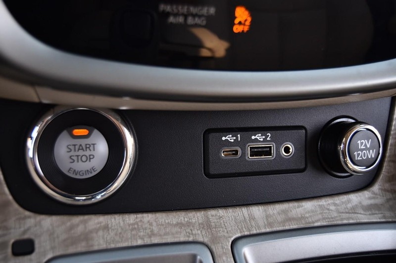 Nissan Murano Vehicle Full-screen Gallery Image 21