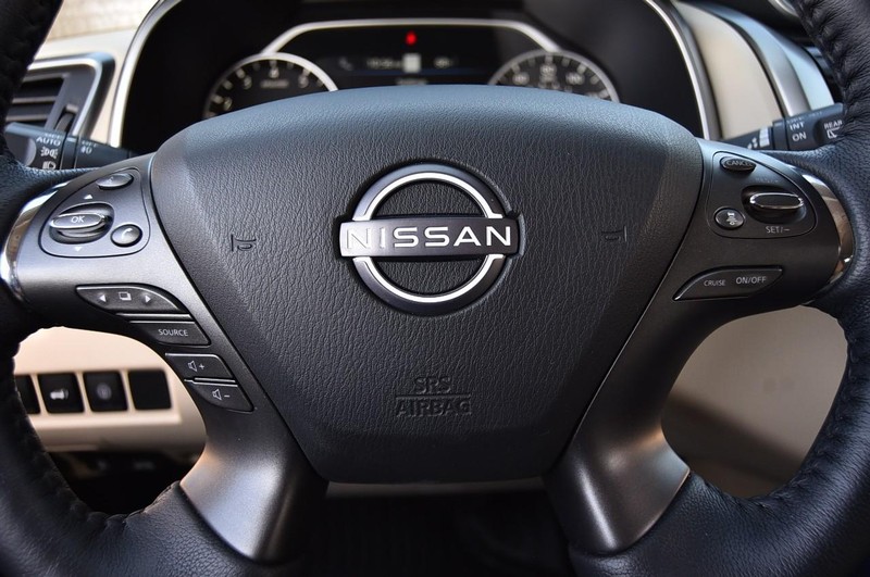 Nissan Murano Vehicle Full-screen Gallery Image 23