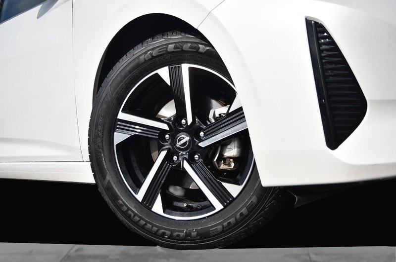 Nissan Sentra Vehicle Full-screen Gallery Image 3