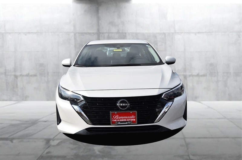 Nissan Sentra Vehicle Full-screen Gallery Image 4