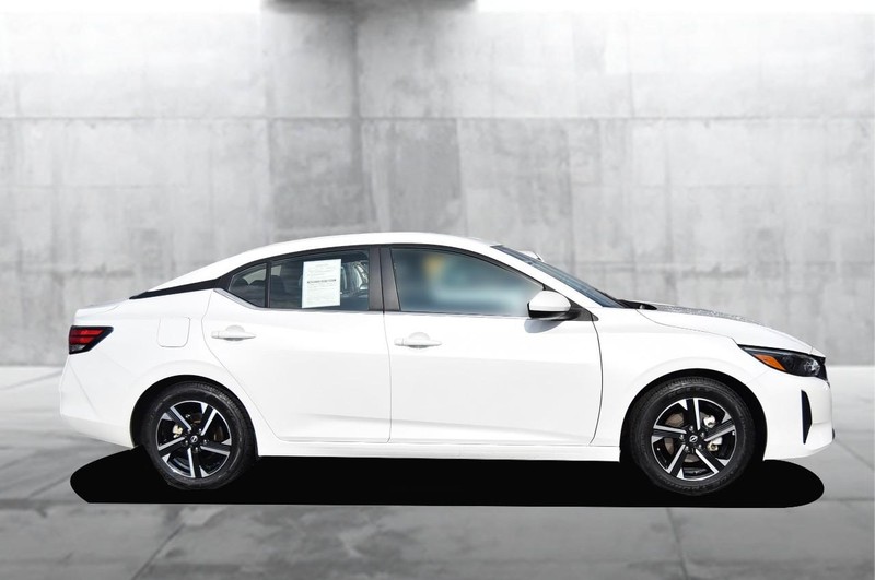 Nissan Sentra Vehicle Full-screen Gallery Image 5