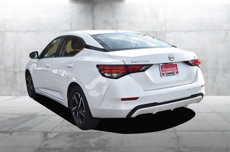 Nissan Sentra Vehicle Full-screen Gallery Image 7