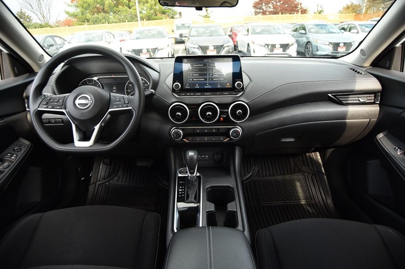 Nissan Sentra Vehicle Full-screen Gallery Image 8