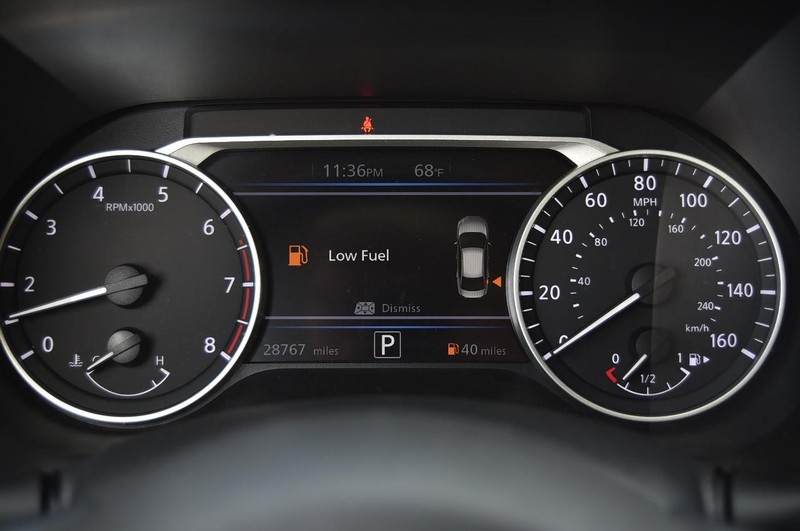 Nissan Sentra Vehicle Full-screen Gallery Image 12