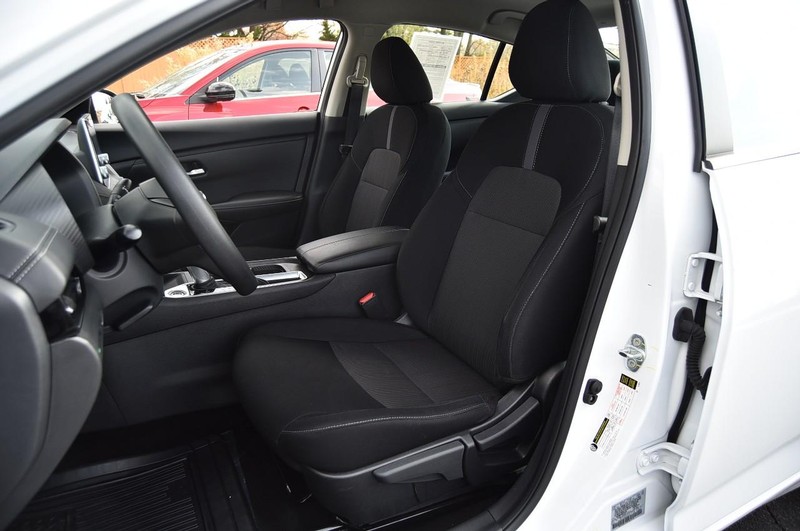 Nissan Sentra Vehicle Full-screen Gallery Image 19