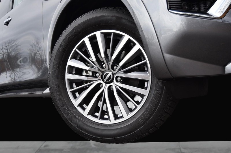 Nissan Armada Vehicle Full-screen Gallery Image 3