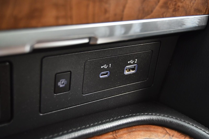 Nissan Armada Vehicle Full-screen Gallery Image 21