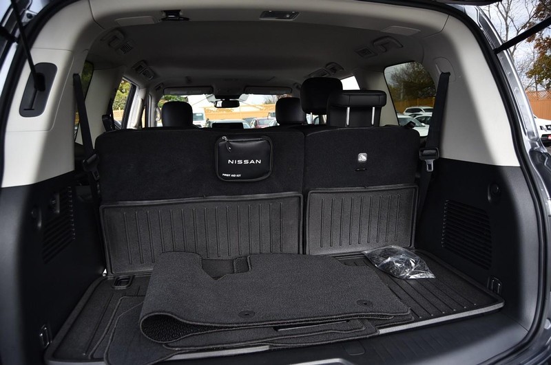 Nissan Armada Vehicle Full-screen Gallery Image 32