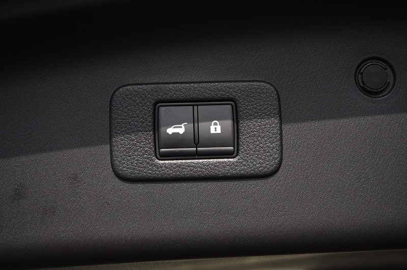 Nissan Armada Vehicle Full-screen Gallery Image 33