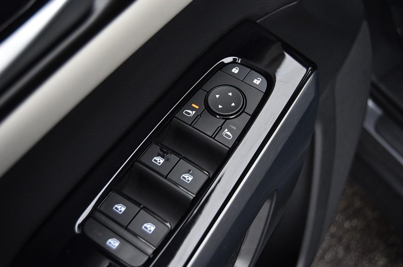 Nissan Pathfinder Vehicle Image 09