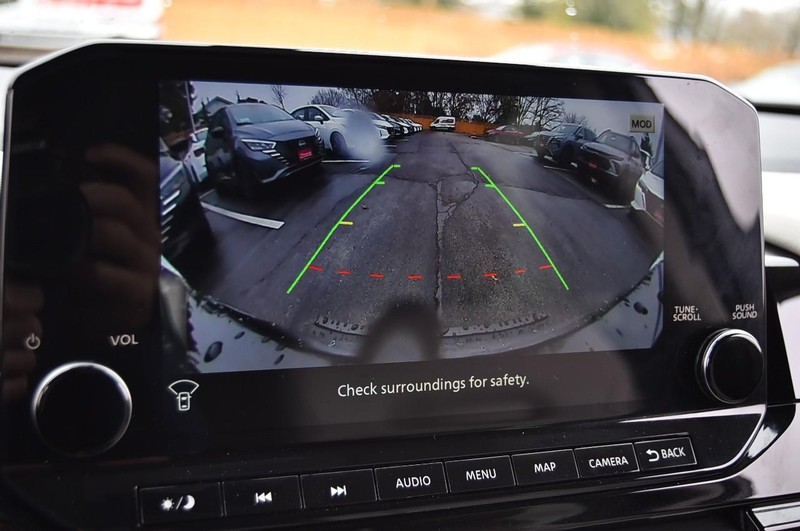 Nissan Pathfinder Vehicle Image 16