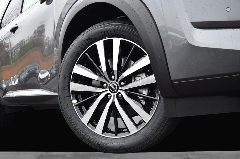 Nissan Pathfinder Vehicle Full-screen Gallery Image 3