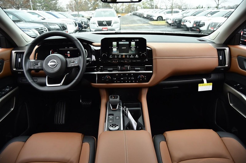 Nissan Pathfinder Vehicle Full-screen Gallery Image 8