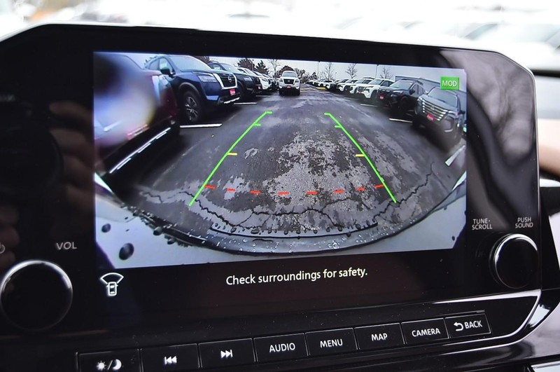 Nissan Pathfinder Vehicle Full-screen Gallery Image 17