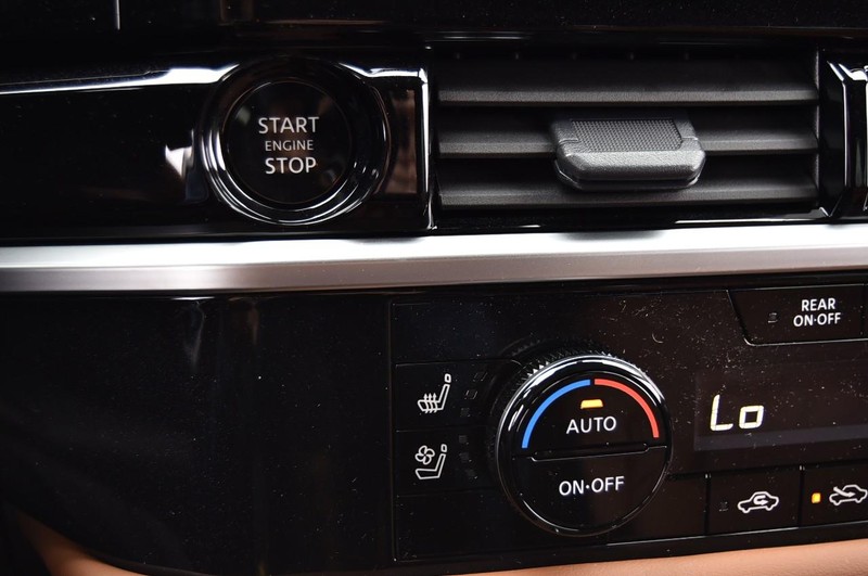 Nissan Pathfinder Vehicle Full-screen Gallery Image 19