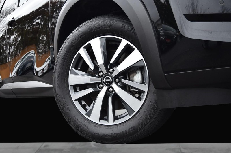 Nissan Pathfinder Vehicle Full-screen Gallery Image 3