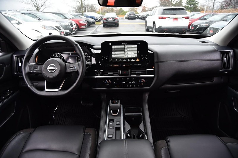 Nissan Pathfinder Vehicle Full-screen Gallery Image 8