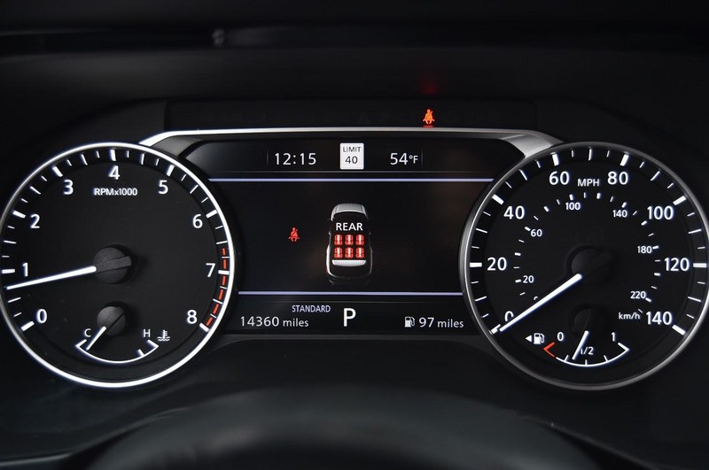 Nissan Pathfinder Vehicle Full-screen Gallery Image 12