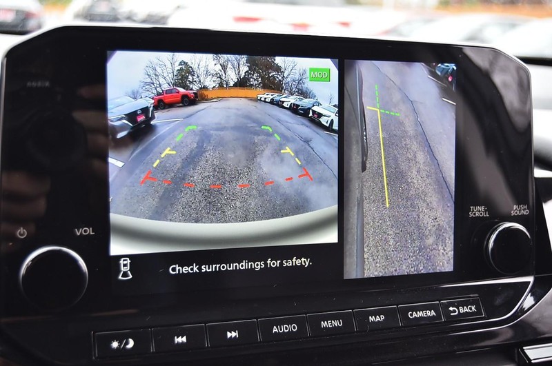 Nissan Pathfinder Vehicle Full-screen Gallery Image 14