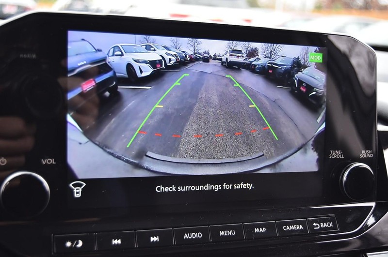 Nissan Pathfinder Vehicle Full-screen Gallery Image 16