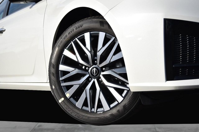 Nissan Altima Vehicle Image 03