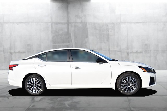 Nissan Altima Vehicle Image 05