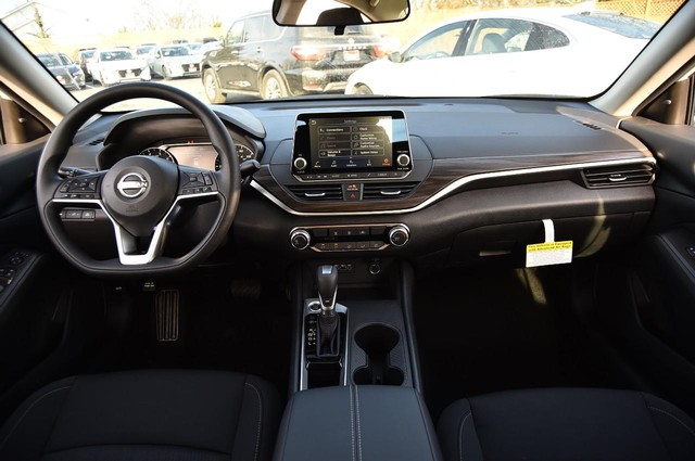 Nissan Altima Vehicle Image 08