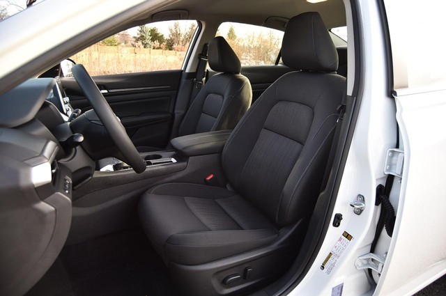 Nissan Altima Vehicle Image 19