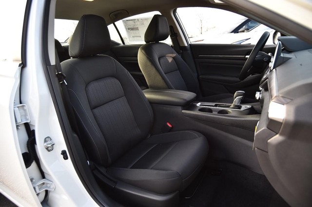 Nissan Altima Vehicle Image 20