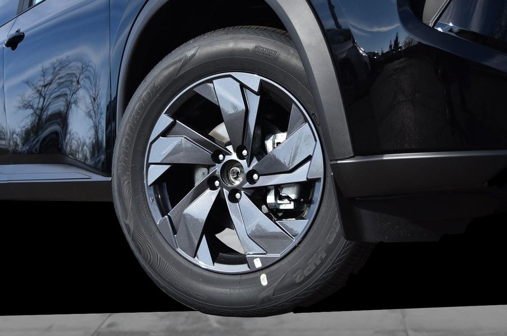 Nissan Rogue Vehicle Image 03