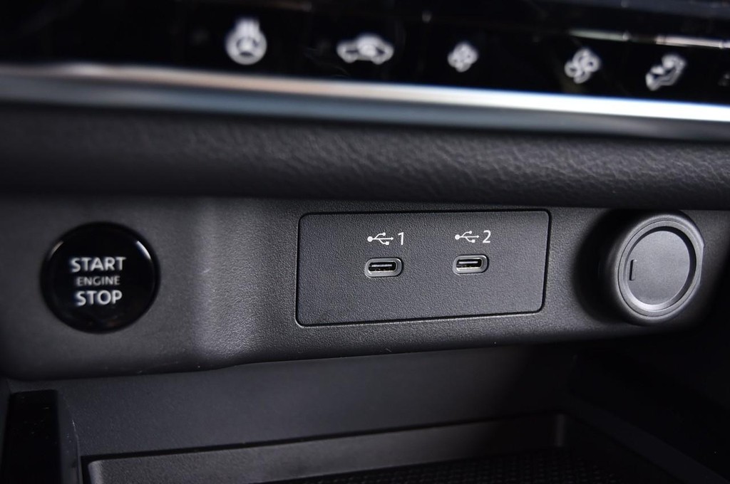 Nissan Rogue Vehicle Image 16