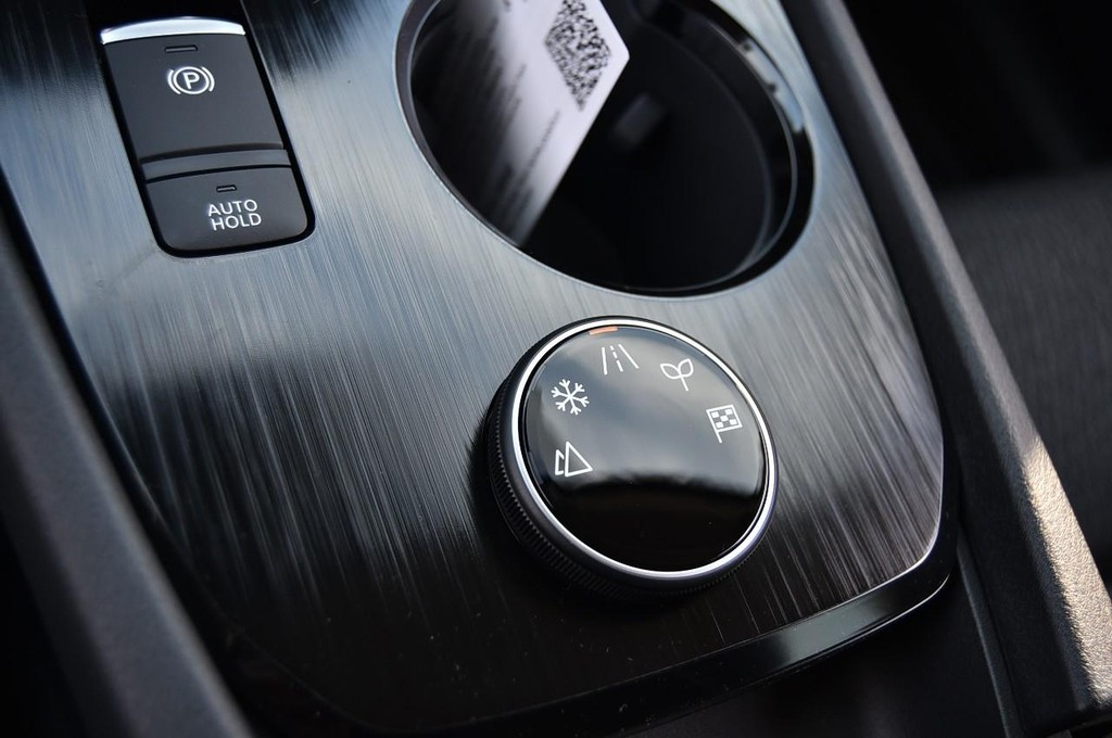 Nissan Rogue Vehicle Image 17