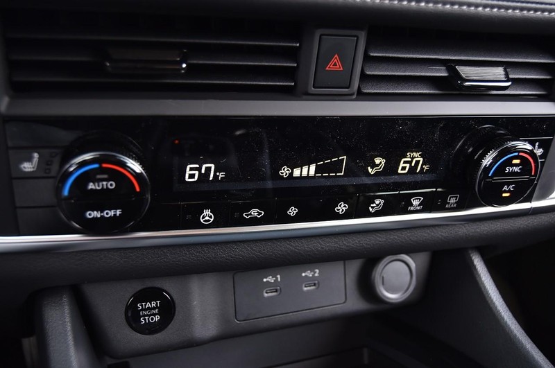 Nissan Rogue Vehicle Image 15