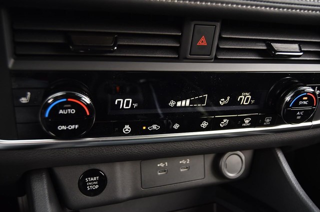 Nissan Rogue Vehicle Image 15