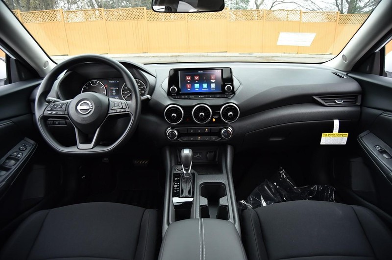 Nissan Sentra Vehicle Image 08