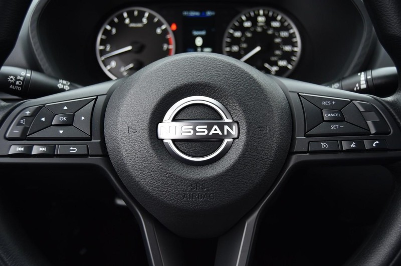 Nissan Sentra Vehicle Image 18