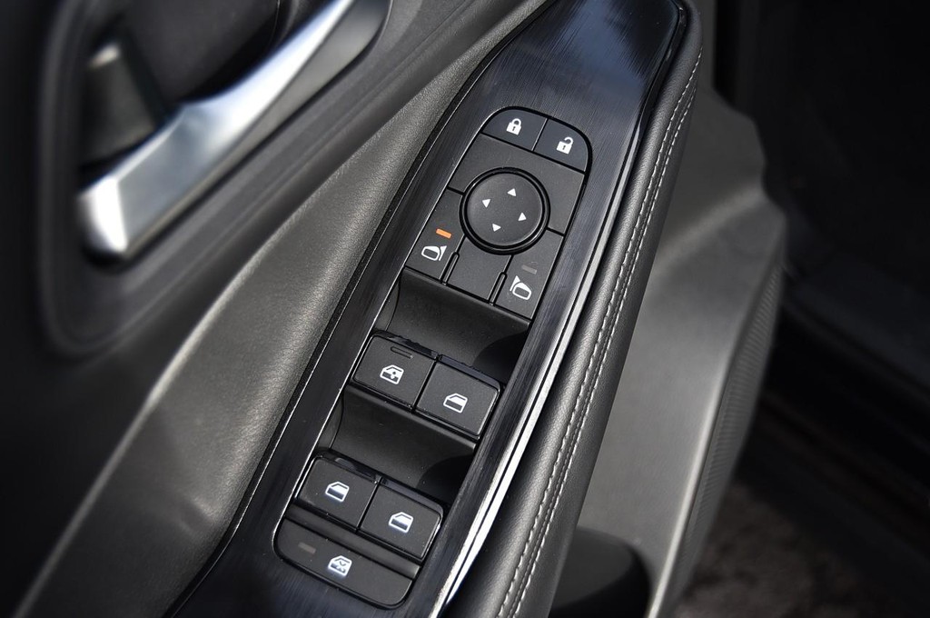 Nissan Rogue Vehicle Image 09