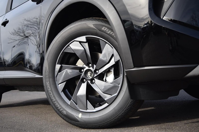 Nissan Rogue Vehicle Image 03