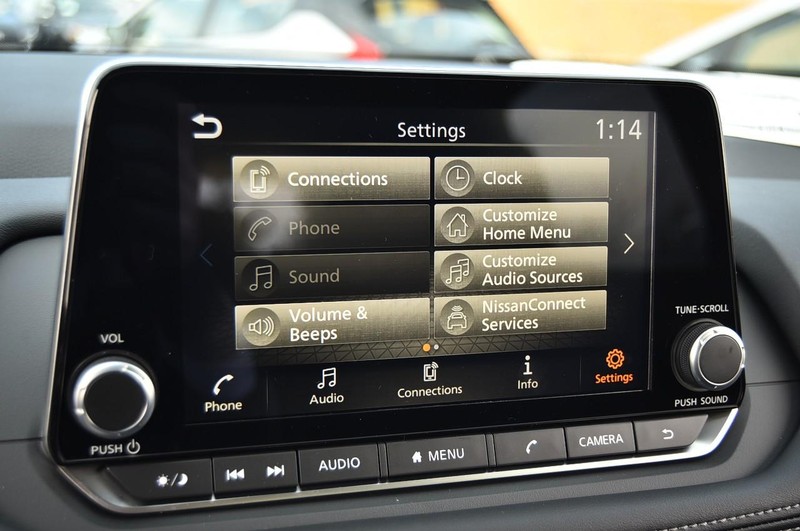 Nissan Rogue Vehicle Image 14