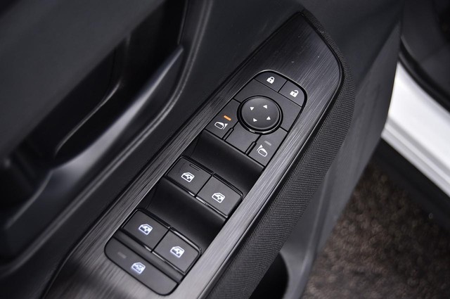 Nissan Kicks Vehicle Image 09