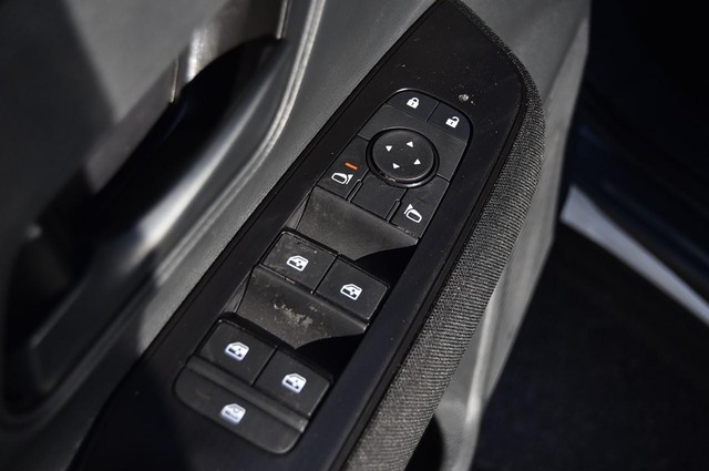 Nissan Kicks Vehicle Image 09